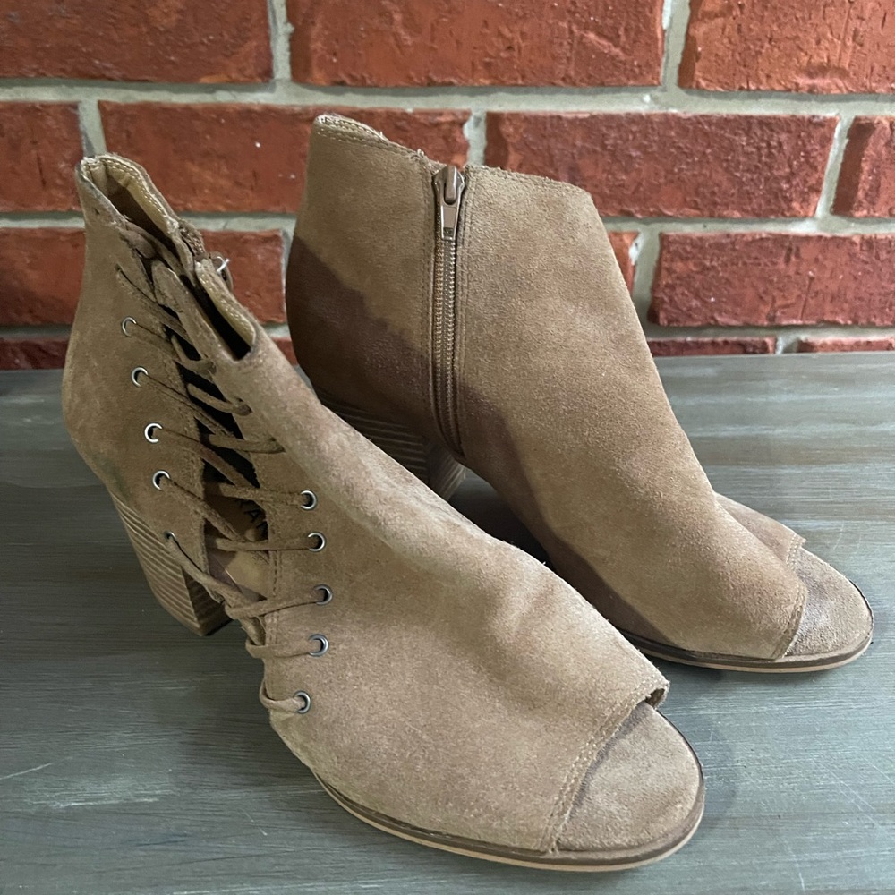 EUC Lucky Brand Hartlee Suede Bootie